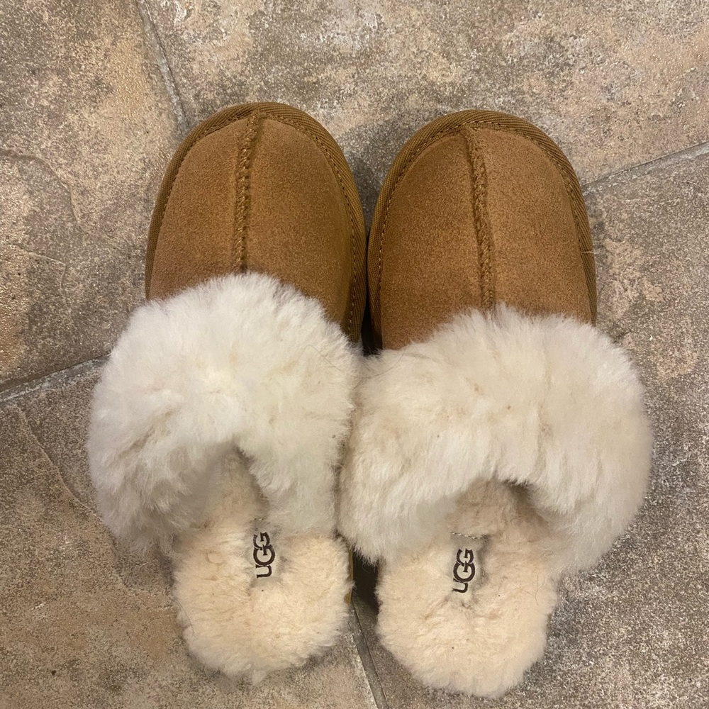 Girls ugg slippers size 2